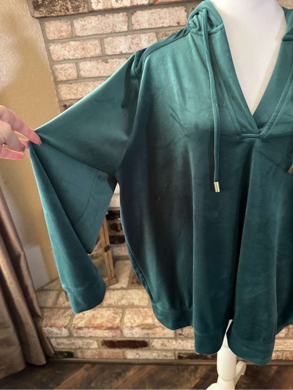 Cable & Gauge Studio Velour V-Neck Hoodie – NWT - Picture 3 of 6